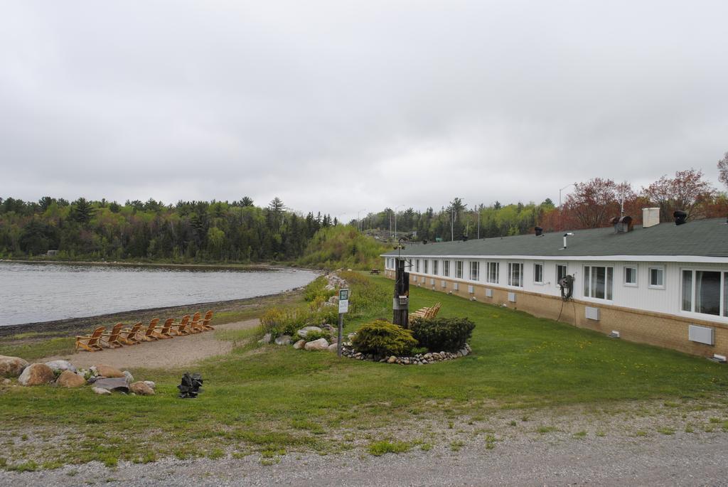 Carolyn Beach Inn Thessalon Extérieur photo